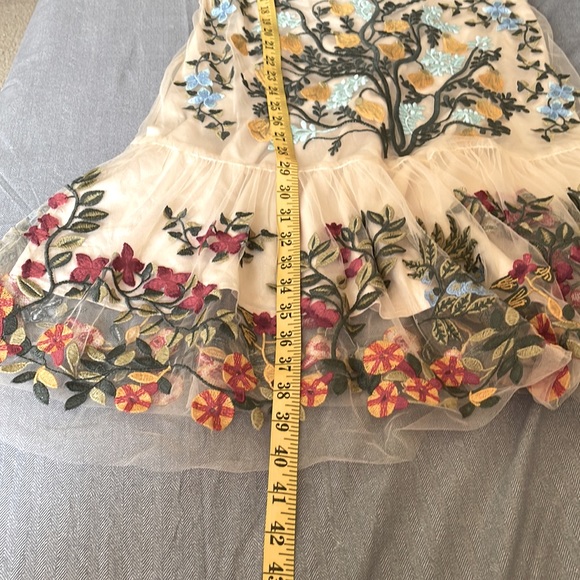 NWOT Cream Embroidered Anthropologie Style Dress Size Medium - Picture 9 of 10